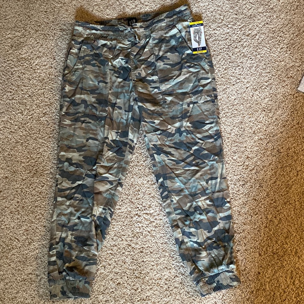 Brand new camo jogger pants. Never worn before!!